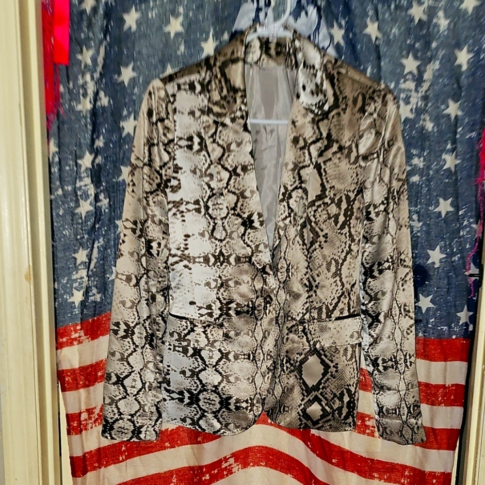 NWOT-ennifer Lopez Tan and Black Blazer with Intricate Design